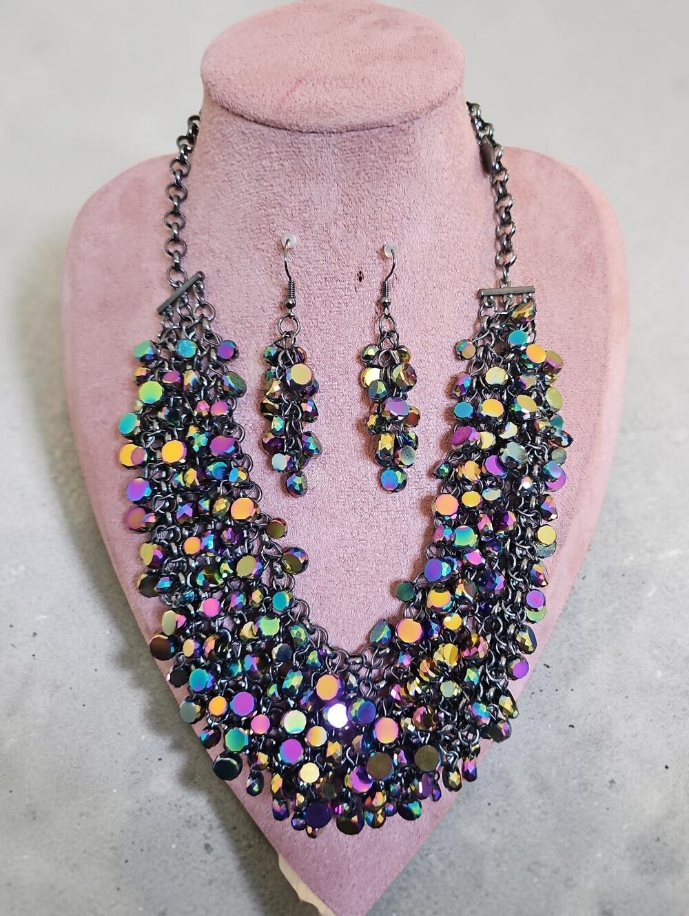 Sassified BOUTIQUe Nwt  Iridiscent Multicolor Statement Necklace & Earrings Set.